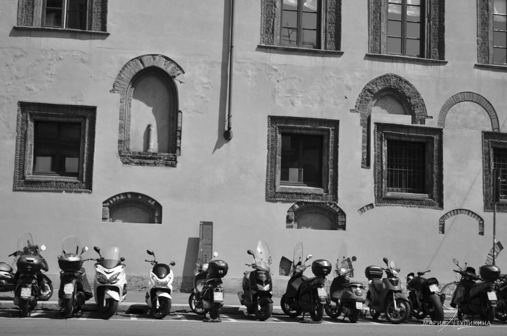 Черно-белая фотография - Улица Милана.